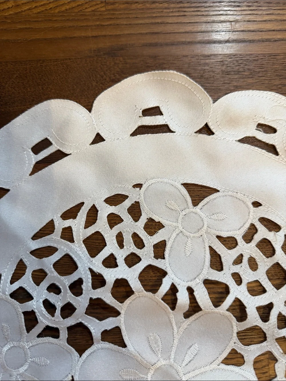 Source Unknown White Floral Cutwork Decorative Doily